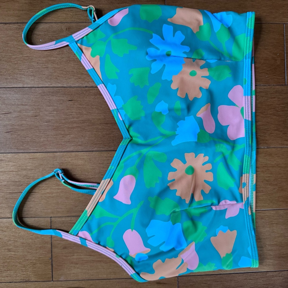 Kortni Jeane - Big Blooms VdCrop, Small, GUC, Smoke Free Home